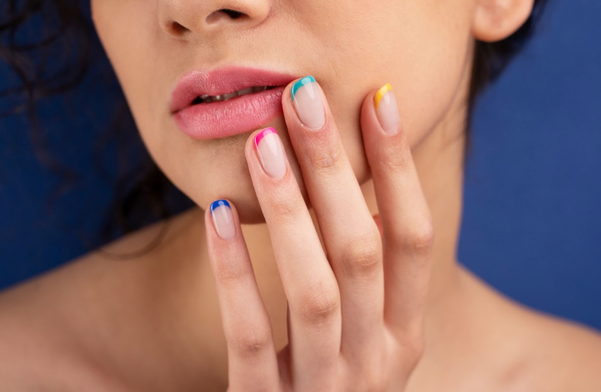 unghie con french colorato